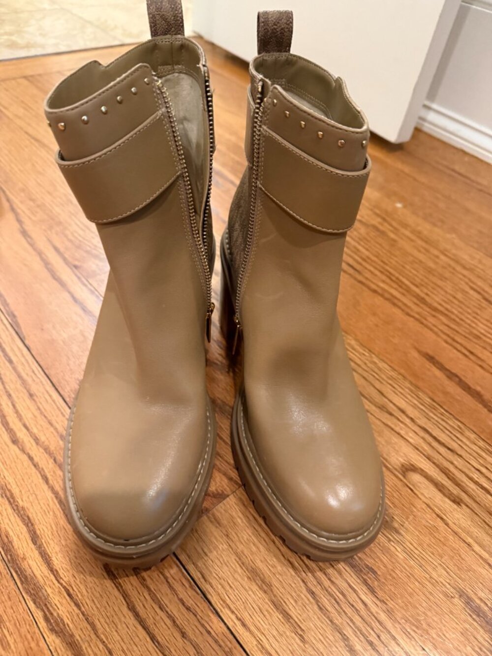 Brand New Michael Kors Brown / Tan MK Logo Strap Ankle Bootie Sz 9 - Picture 3 of 5